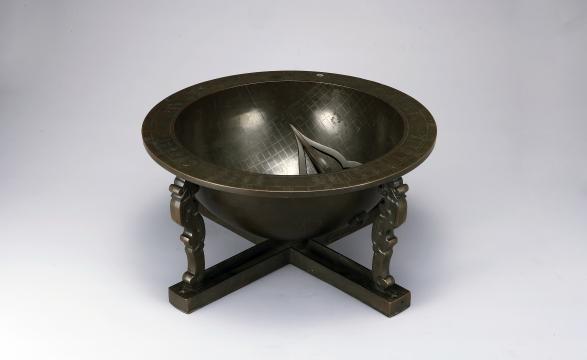 받침 위에 놓인 청동 반구형 앙부일구와 안쪽 선, 영침이 보이는 사진